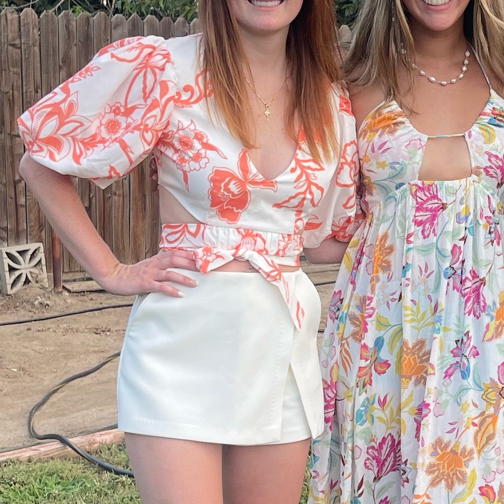Runaway the label caliente top size XS white and orange new floral puffy sleeves - Picture 8 of 8